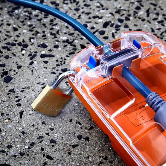 AMPFIBIAN 15A TO 10A RV-PLUS CARAVAN POWER ADAPTOR