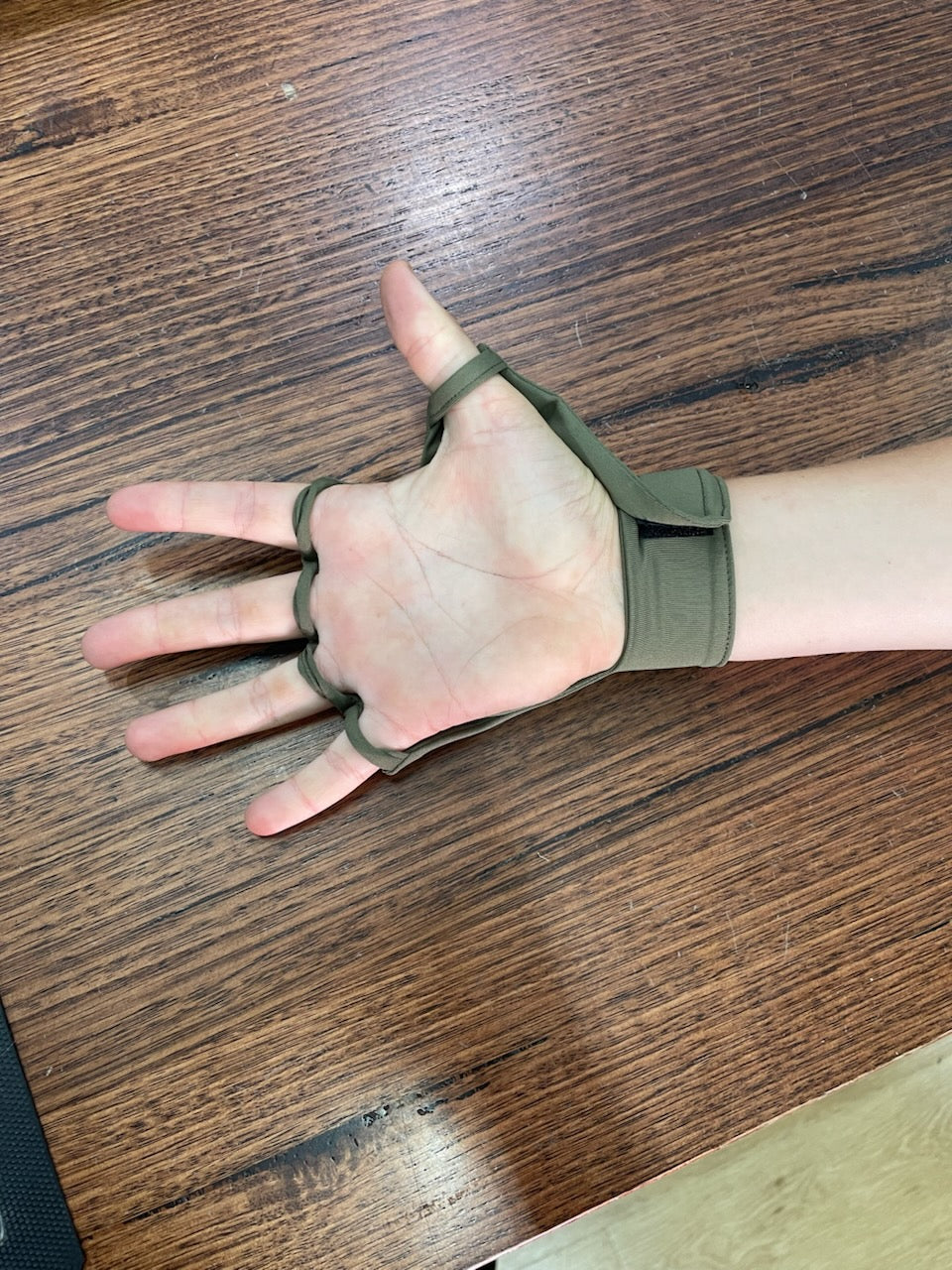SNOWBEE FINGERLESS SUN GLOVES OLIVE GREEN